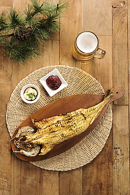 포토 JPG 스튜디오촬영 건조 맥주 실내 사람없음 하이앵글 고추장 소스 가공식품 안주 오브젝트 솔잎 건어물 마요네즈 나무도마 마른안주 플랫레이 짝태 나무배경 국내포토 뷰포인트 백그라운드 잎 도마 주류 내부 목재 양념 소스_음식 플랫 파일형식