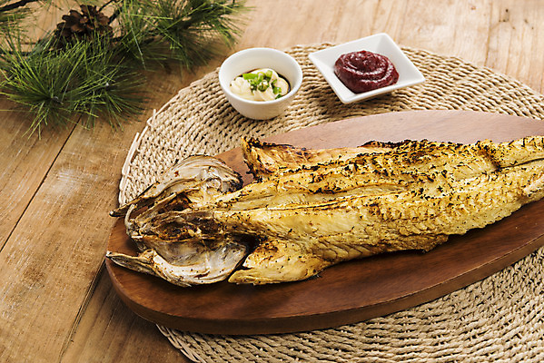 포토 JPG 스튜디오촬영 건조 실내 사람없음 고추장 소스 가공식품 안주 오브젝트 솔잎 건어물 마요네즈 나무도마 마른안주 짝태 나무배경 국내포토 백그라운드 잎 도마 내부 목재 양념 소스_음식 파일형식