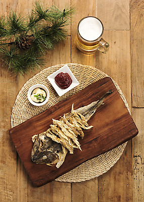 포토 JPG 스튜디오촬영 건조 맥주 실내 사람없음 하이앵글 고추장 소스 가공식품 안주 오브젝트 건어물 마요네즈 나무도마 마른안주 플랫레이 먹태 나무배경 국내포토 뷰포인트 백그라운드 도마 주류 내부 목재 양념 소스_음식 플랫 파일형식