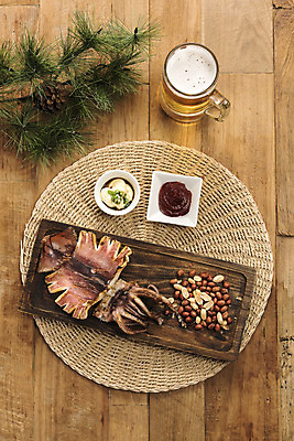 포토 JPG 스튜디오촬영 건조 맥주 실내 사람없음 하이앵글 고추장 소스 가공식품 안주 오브젝트 땅콩 솔잎 건어물 마요네즈 마른안주 플랫레이 반건조오징어 나무배경 국내포토 뷰포인트 백그라운드 잎 주류 내부 견과류 양념 소스_음식 플랫 오징어 파일형식