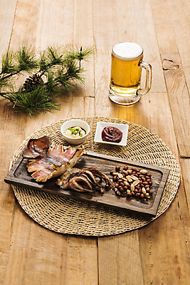 포토 JPG 스튜디오촬영 건조 맥주 실내 사람없음 고추장 소스 가공식품 안주 오브젝트 땅콩 솔잎 건어물 마요네즈 마른안주 반건조오징어 나무배경 국내포토 백그라운드 잎 주류 내부 견과류 양념 소스_음식 오징어 파일형식