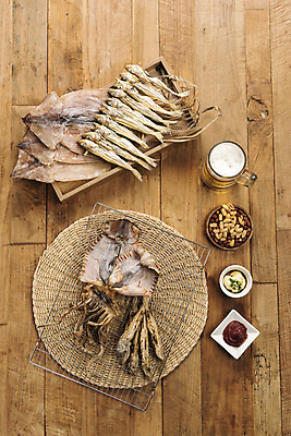 포토 JPG 스튜디오촬영 건조 맥주 실내 사람없음 하이앵글 고추장 소스 가공식품 안주 오브젝트 오징어 땅콩 건어물 마요네즈 마른안주 말린오징어 플랫레이 노가리 반건조오징어 나무배경 국내포토 뷰포인트 백그라운드 연체동물 주류 어류 내부 수중동물 견과류 양념 소스_음식 플랫 파일형식