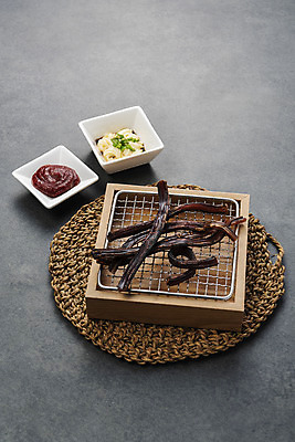 포토 JPG 스튜디오촬영 검은배경 건조 실내 사람없음 고추장 소스 가공식품 안주 오브젝트 오징어 건어물 마요네즈 마른안주 오징어다리 장족 국내포토 백그라운드 연체동물 내부 검은색 수중동물 양념 소스_음식 파일형식