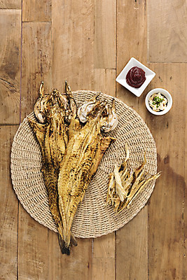 포토 JPG 스튜디오촬영 건조 실내 사람없음 하이앵글 고추장 소스 가공식품 안주 오브젝트 건어물 마요네즈 마른안주 플랫레이 짝태 나무배경 국내포토 뷰포인트 백그라운드 내부 양념 소스_음식 플랫 파일형식