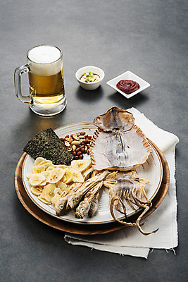 포토 JPG 스튜디오촬영 검은배경 건조 맥주 실내 사람없음 고추장 소스 가공식품 안주 오브젝트 오징어 땅콩 건어물 마요네즈 김구 마른안주 말린오징어 노가리 바나나칩 국내포토 백그라운드 연체동물 주류 어류 내부 검은색 수중동물 견과류 양념 소스_음식 파일형식