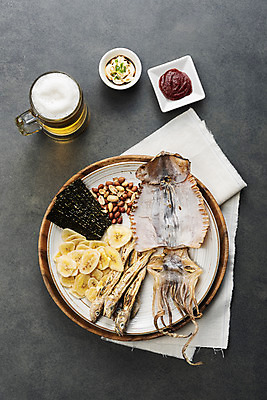 포토 JPG 스튜디오촬영 검은배경 건조 맥주 실내 사람없음 하이앵글 고추장 소스 가공식품 안주 오브젝트 오징어 땅콩 건어물 마요네즈 김구 마른안주 말린오징어 플랫레이 노가리 바나나칩 국내포토 뷰포인트 백그라운드 연체동물 주류 어류 내부 검은색 수중동물 견과류 양념 소스_음식 플랫 파일형식