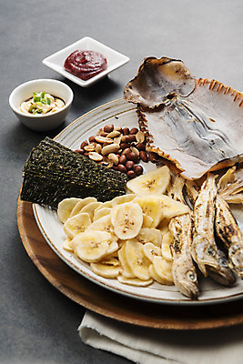 포토 JPG 스튜디오촬영 검은배경 건조 실내 사람없음 고추장 소스 가공식품 안주 오브젝트 오징어 땅콩 건어물 마요네즈 김구 마른안주 말린오징어 노가리 바나나칩 국내포토 백그라운드 연체동물 어류 내부 검은색 수중동물 견과류 양념 소스_음식 파일형식