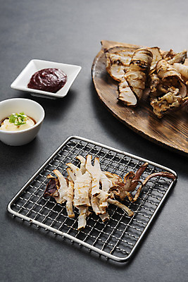 포토 JPG 스튜디오촬영 검은배경 건조 실내 사람없음 고추장 소스 가공식품 안주 오브젝트 오징어 건어물 마요네즈 마른안주 말린오징어 국내포토 백그라운드 연체동물 내부 검은색 수중동물 양념 소스_음식 파일형식