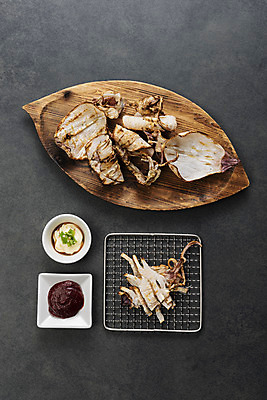 포토 JPG 스튜디오촬영 검은배경 건조 실내 사람없음 하이앵글 고추장 소스 가공식품 안주 오브젝트 오징어 건어물 마요네즈 마른안주 말린오징어 플랫레이 국내포토 뷰포인트 백그라운드 연체동물 내부 검은색 수중동물 양념 소스_음식 플랫 파일형식