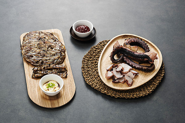 포토 JPG 스튜디오촬영 검은배경 건조 실내 사람없음 고추장 소스 가공식품 안주 오브젝트 문어 건어물 마요네즈 마른안주 문어다리 쥐포 가문어 통족 국내포토 백그라운드 연체동물 내부 검은색 수중동물 양념 소스_음식 오징어 파일형식