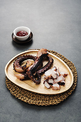 포토 JPG 스튜디오촬영 검은배경 건조 실내 사람없음 고추장 소스 가공식품 안주 오브젝트 문어 건어물 마른안주 가문어 통족 국내포토 백그라운드 연체동물 내부 검은색 수중동물 양념 오징어 파일형식