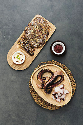 포토 JPG 스튜디오촬영 검은배경 건조 실내 사람없음 하이앵글 고추장 소스 가공식품 안주 오브젝트 문어 건어물 마요네즈 마른안주 쥐포 플랫레이 가문어 통족 국내포토 뷰포인트 백그라운드 연체동물 내부 검은색 수중동물 양념 소스_음식 플랫 오징어 파일형식