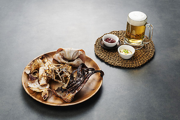 포토 JPG 스튜디오촬영 검은배경 건조 맥주 실내 사람없음 고추장 소스 가공식품 안주 오브젝트 오징어 건어물 마요네즈 마른안주 말린오징어 국내포토 백그라운드 연체동물 주류 내부 검은색 수중동물 양념 소스_음식 파일형식