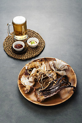 포토 JPG 스튜디오촬영 검은배경 건조 맥주 실내 사람없음 고추장 소스 가공식품 안주 오브젝트 오징어 건어물 마요네즈 마른안주 말린오징어 국내포토 백그라운드 연체동물 주류 내부 검은색 수중동물 양념 소스_음식 파일형식