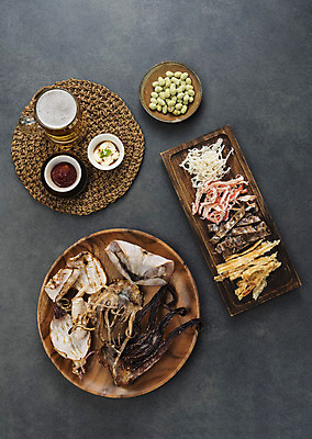 포토 JPG 스튜디오촬영 검은배경 건조 맥주 실내 사람없음 하이앵글 고추장 소스 가공식품 안주 오브젝트 건어물 마요네즈 마른안주 플랫레이 먹태 가문어 통족 장족 와사비과자 국내포토 뷰포인트 백그라운드 주류 내부 과자 검은색 양념 소스_음식 플랫 오징어 파일형식