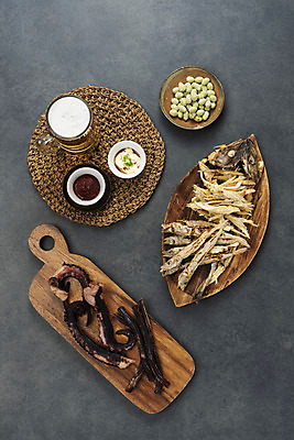 포토 JPG 스튜디오촬영 검은배경 건조 맥주 실내 사람없음 하이앵글 고추장 소스 가공식품 안주 오브젝트 건어물 마요네즈 나무도마 마른안주 플랫레이 먹태 가문어 통족 장족 와사비과자 국내포토 뷰포인트 백그라운드 도마 주류 내부 목재 과자 검은색 양념 소스_음식 플랫 오징어 파일형식