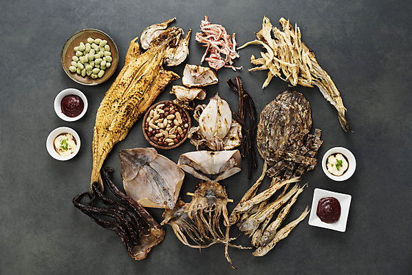 포토 JPG 스튜디오촬영 검은배경 건조 실내 사람없음 하이앵글 고추장 소스 가공식품 안주 오브젝트 땅콩 건어물 마요네즈 마른안주 말린오징어 문어다리 오징어채 쥐포 한치 플랫레이 먹태 짝태 노가리 장족 와사비과자 국내포토 뷰포인트 백그라운드 어류 내부 과자 검은색 견과류 양념 소스_음식 플랫 오징어 문어 파일형식