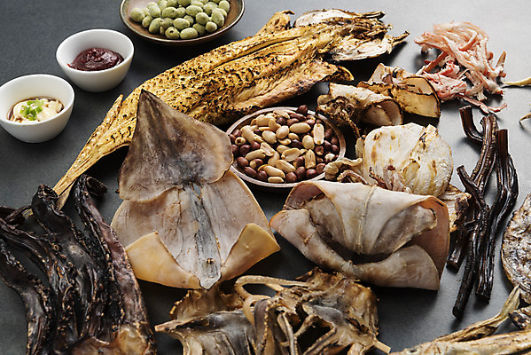 포토 JPG 스튜디오촬영 검은배경 건조 실내 사람없음 고추장 소스 가공식품 안주 오브젝트 땅콩 건어물 마요네즈 마른안주 말린오징어 문어다리 오징어채 쥐포 한치 먹태 짝태 노가리 장족 와사비과자 국내포토 백그라운드 어류 내부 과자 검은색 견과류 양념 소스_음식 오징어 문어 파일형식