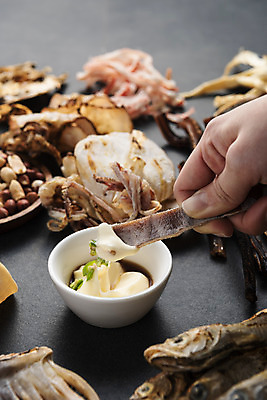 포토 JPG 스튜디오촬영 손 검은배경 건조 실내 들기 신체부위 가공식품 안주 오브젝트 땅콩 건어물 마요네즈 마른안주 말린오징어 오징어채 노가리 반건조오징어 국내포토 백그라운드 모션 어류 사람 내부 검은색 견과류 소스_음식 오징어 파일형식