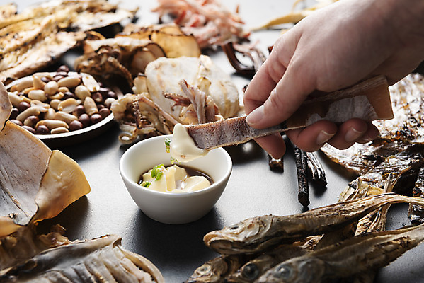 포토 JPG 스튜디오촬영 손 검은배경 건조 실내 들기 신체부위 가공식품 안주 오브젝트 땅콩 건어물 마요네즈 마른안주 말린오징어 오징어채 노가리 반건조오징어 국내포토 백그라운드 모션 어류 사람 내부 검은색 견과류 소스_음식 오징어 파일형식