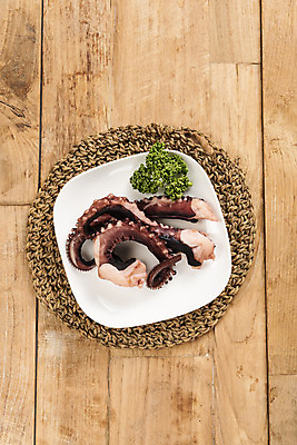 포토 JPG 스튜디오촬영 건조 실내 사람없음 하이앵글 가공식품 안주 오브젝트 건어물 마른안주 문어다리 플랫레이 가문어 통족 나무배경 국내포토 뷰포인트 백그라운드 내부 플랫 오징어 문어 파일형식