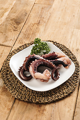 포토 JPG 스튜디오촬영 건조 실내 사람없음 가공식품 안주 오브젝트 건어물 마른안주 문어다리 가문어 통족 나무배경 국내포토 백그라운드 내부 오징어 문어 파일형식