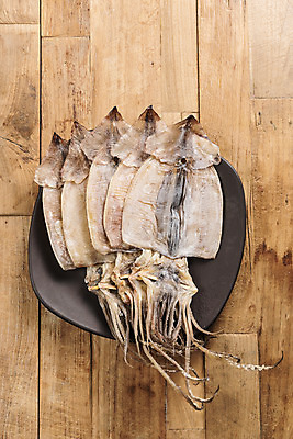 포토 JPG 스튜디오촬영 건조 실내 사람없음 하이앵글 여러개 가공식품 안주 오브젝트 건어물 마른안주 말린오징어 플랫레이 나무배경 국내포토 뷰포인트 다수 백그라운드 내부 플랫 오징어 파일형식