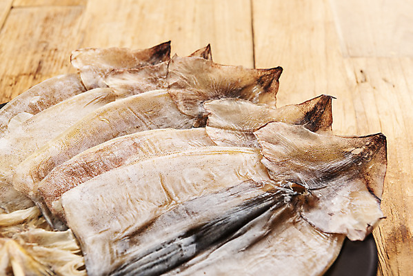 포토 JPG 스튜디오촬영 건조 실내 사람없음 여러개 가공식품 안주 오브젝트 건어물 마른안주 말린오징어 나무배경 국내포토 다수 백그라운드 내부 오징어 파일형식