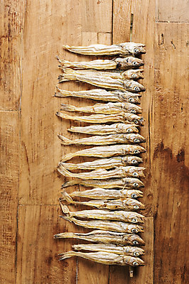 포토 JPG 스튜디오촬영 건조 실내 사람없음 하이앵글 여러개 가공식품 안주 오브젝트 건어물 마른안주 플랫레이 노가리 나무배경 국내포토 뷰포인트 다수 백그라운드 어류 내부 플랫 파일형식