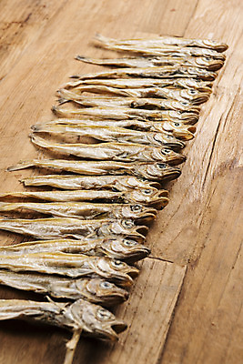 포토 JPG 스튜디오촬영 건조 실내 사람없음 여러개 가공식품 안주 오브젝트 건어물 마른안주 노가리 나무배경 국내포토 다수 백그라운드 어류 내부 파일형식