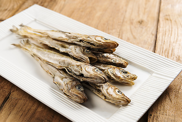 포토 JPG 스튜디오촬영 접시 건조 실내 사람없음 여러개 가공식품 안주 오브젝트 건어물 마른안주 노가리 나무배경 국내포토 식기 다수 백그라운드 어류 내부 파일형식