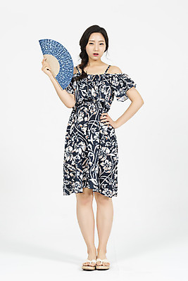 포토 JPG 스튜디오촬영 전신 우먼라이프 원피스 여자 여행 허리손 휴가 실내 한명 서기 들기 누끼 20대 청년 성인 앞모습 캐주얼 여름 여름휴가 바캉스 청춘 한국인 부채 더위 흰배경 성인여자한명만 국내포토 1 라이프스타일 옷 계절 뷰포인트 포즈 백그라운드 컨셉 모션 날씨 사람 동양인 내부 흰색 여자한명만 성인여자만 파일형식 여름_계절