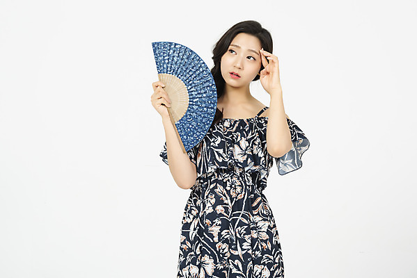 포토 JPG 스튜디오촬영 우먼라이프 여자 여행 휴가 실내 한명 서기 들기 누끼 상반신 20대 청년 성인 앞모습 캐주얼 여름 여름휴가 바캉스 청춘 한국인 부채 더위 흰배경 땀 성인여자한명만 땀흘리기 국내포토 1 라이프스타일 옷 계절 뷰포인트 백그라운드 컨셉 모션 날씨 사람 동양인 내부 흰색 여자한명만 성인여자만 파일형식 여름_계절