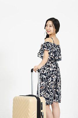 포토 JPG 스튜디오촬영 우먼라이프 원피스 여자 해외여행 여행 휴가 실내 한명 서기 미소 누끼 상반신 20대 청년 성인 뒷모습 캐주얼 여름 여름휴가 바캉스 청춘 캐리어 여행가방 기쁨 한국인 뒤돌아보기 즐거움 준비 흰배경 여행준비 성인여자한명만 국내포토 1 해외 라이프스타일 옷 계절 감정 뷰포인트 백그라운드 컨셉 가방 모션 표정 사람 동양인 내부 흰색 여자한명만 성인여자만 파일형식 여름_계절