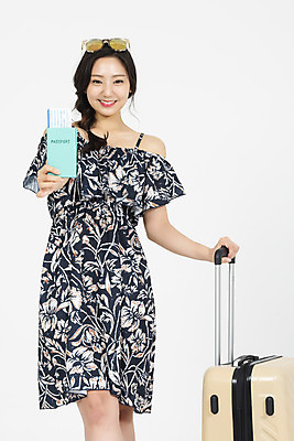 포토 JPG 스튜디오촬영 우먼라이프 원피스 여자 해외여행 여행 휴가 실내 한명 서기 미소 들기 누끼 상반신 20대 청년 성인 앞모습 캐주얼 여름 여름휴가 바캉스 청춘 캐리어 여행가방 기쁨 한국인 티켓 즐거움 준비 흰배경 여권 보여주기 여행준비 성인여자한명만 국내포토 1 해외 라이프스타일 옷 계절 감정 뷰포인트 백그라운드 컨셉 가방 모션 표정 사람 동양인 내부 흰색 여자한명만 성인여자만 파일형식 여름_계절