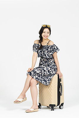 포토 JPG 스튜디오촬영 전신 우먼라이프 원피스 여자 해외여행 여행 휴가 실내 한명 미소 누끼 앉기 20대 청년 성인 앞모습 캐주얼 여름 여름휴가 바캉스 청춘 선글라스 캐리어 여행가방 기쁨 한국인 즐거움 준비 흰배경 걸터앉기 여행준비 성인여자한명만 국내포토 1 해외 라이프스타일 옷 계절 감정 안경 뷰포인트 백그라운드 컨셉 가방 모션 표정 사람 동양인 내부 흰색 여자한명만 성인여자만 파일형식 여름_계절