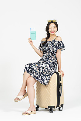 포토 JPG 스튜디오촬영 전신 우먼라이프 원피스 여자 해외여행 여행 휴가 실내 한명 미소 들기 누끼 앉기 20대 청년 성인 앞모습 캐주얼 여름 여름휴가 바캉스 청춘 선글라스 캐리어 여행가방 기쁨 한국인 다리꼬기 티켓 즐거움 준비 흰배경 여권 여행준비 성인여자한명만 국내포토 1 해외 라이프스타일 옷 계절 감정 안경 뷰포인트 백그라운드 컨셉 가방 모션 표정 사람 동양인 내부 흰색 여자한명만 성인여자만 파일형식 여름_계절