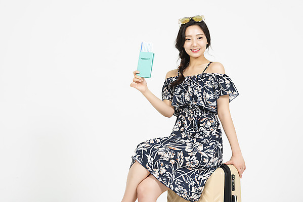 포토 JPG 스튜디오촬영 우먼라이프 원피스 여자 해외여행 여행 휴가 실내 한명 미소 들기 누끼 앉기 상반신 20대 청년 성인 앞모습 캐주얼 여름 여름휴가 바캉스 청춘 선글라스 캐리어 여행가방 기쁨 한국인 다리꼬기 티켓 즐거움 준비 흰배경 여권 여행준비 성인여자한명만 국내포토 1 해외 라이프스타일 옷 계절 감정 안경 뷰포인트 백그라운드 컨셉 가방 모션 표정 사람 동양인 내부 흰색 여자한명만 성인여자만 파일형식 여름_계절
