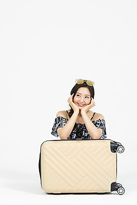 포토 JPG 스튜디오촬영 우먼라이프 원피스 여자 해외여행 여행 휴가 실내 한명 미소 누끼 앉기 상반신 20대 청년 성인 앞모습 캐주얼 여름 여름휴가 바캉스 청춘 선글라스 캐리어 여행가방 기쁨 한국인 올려보기 즐거움 준비 흰배경 웅크림 꽃받침 여행준비 성인여자한명만 국내포토 1 해외 라이프스타일 옷 계절 감정 안경 뷰포인트 백그라운드 컨셉 가방 모션 표정 사람 동양인 손짓 내부 흰색 여자한명만 성인여자만 파일형식 여름_계절