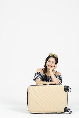 포토 JPG 스튜디오촬영 우먼라이프 원피스 여자 해외여행 여행 휴가 실내 한명 미소 누끼 앉기 상반신 20대 청년 성인 앞모습 캐주얼 여름 여름휴가 바캉스 청춘 선글라스 캐리어 여행가방 턱괴기 기쁨 한국인 올려보기 즐거움 준비 흰배경 웅크림 꽃받침 여행준비 성인여자한명만 국내포토 1 해외 라이프스타일 옷 계절 감정 안경 뷰포인트 백그라운드 컨셉 가방 모션 표정 사람 동양인 손짓 내부 흰색 여자한명만 성인여자만 파일형식 여름_계절