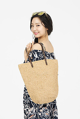 포토 JPG 스튜디오촬영 우먼라이프 원피스 여자 해외여행 여행 가방 휴가 실내 한명 서기 미소 들기 누끼 상반신 20대 청년 성인 뒷모습 캐주얼 여름 여름휴가 바캉스 청춘 선글라스 소풍 한국인 뒤돌아보기 즐거움 흰배경 여행준비 성인여자한명만 국내포토 1 해외 라이프스타일 잡화 옷 계절 감정 안경 뷰포인트 백그라운드 컨셉 모션 표정 사람 동양인 내부 야외활동 흰색 준비 여자한명만 성인여자만 파일형식 여름_계절