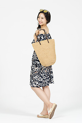 포토 JPG 스튜디오촬영 전신 우먼라이프 원피스 여자 해외여행 여행 가방 휴가 실내 한명 서기 미소 들기 누끼 20대 청년 성인 뒷모습 캐주얼 여름 여름휴가 바캉스 청춘 선글라스 소풍 한국인 즐거움 흰배경 여행준비 성인여자한명만 국내포토 1 해외 라이프스타일 잡화 옷 계절 감정 안경 뷰포인트 백그라운드 컨셉 모션 표정 사람 동양인 내부 야외활동 흰색 준비 여자한명만 성인여자만 파일형식 여름_계절