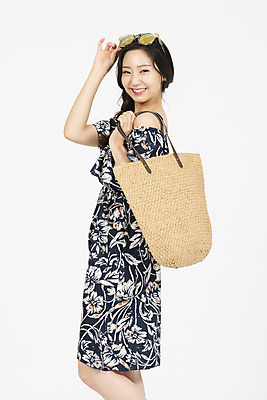 포토 JPG 스튜디오촬영 우먼라이프 원피스 여자 해외여행 여행 가방 휴가 실내 한명 서기 미소 들기 누끼 상반신 20대 청년 성인 옆모습 캐주얼 여름 여름휴가 바캉스 청춘 선글라스 한국인 즐거움 흰배경 피크닉용품 여행준비 성인여자한명만 국내포토 1 해외 라이프스타일 잡화 옷 계절 감정 안경 뷰포인트 백그라운드 컨셉 모션 표정 사람 동양인 내부 소풍 흰색 준비 여자한명만 성인여자만 파일형식 여름_계절