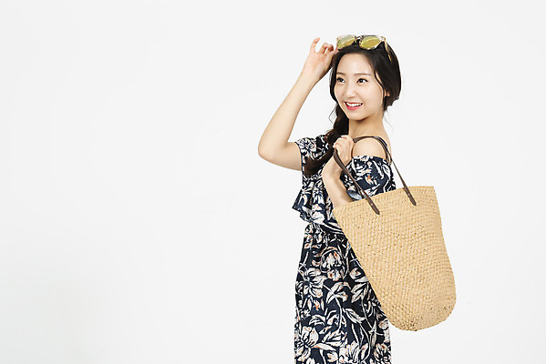포토 JPG 스튜디오촬영 우먼라이프 원피스 여자 해외여행 여행 가방 휴가 실내 한명 서기 미소 들기 누끼 상반신 20대 청년 성인 옆모습 캐주얼 여름 여름휴가 바캉스 청춘 선글라스 소풍 한국인 즐거움 흰배경 여행준비 성인여자한명만 국내포토 1 해외 라이프스타일 잡화 옷 계절 감정 안경 뷰포인트 백그라운드 컨셉 모션 표정 사람 동양인 내부 야외활동 흰색 준비 여자한명만 성인여자만 파일형식 여름_계절