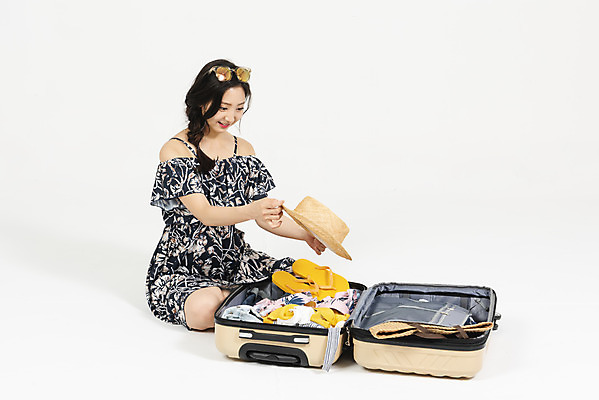 포토 JPG 스튜디오촬영 전신 모자 우먼라이프 원피스 여자 해외여행 여행 가방 휴가 슬리퍼 실내 한명 미소 누끼 앉기 20대 청년 성인 옆모습 캐주얼 여름 여름휴가 바캉스 청춘 선글라스 한국인 짐 즐거움 흰배경 짐싸기 수화물 여행준비 성인여자한명만 국내포토 1 해외 라이프스타일 잡화 옷 계절 감정 안경 뷰포인트 백그라운드 신발 컨셉 모션 표정 사람 동양인 내부 흰색 준비 여자한명만 성인여자만 파일형식 여름_계절