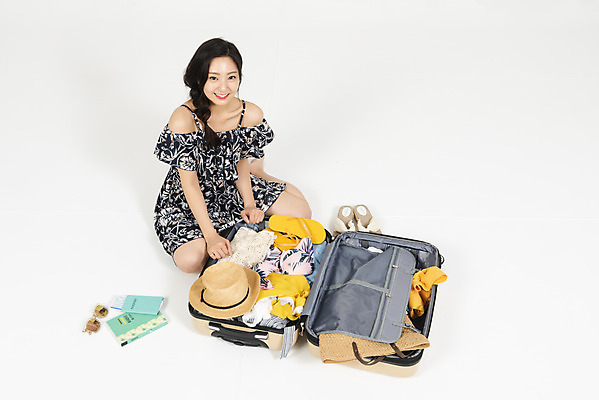 포토 JPG 스튜디오촬영 전신 우먼라이프 원피스 여자 해외여행 여행 가방 휴가 슬리퍼 실내 한명 미소 누끼 앉기 20대 청년 성인 앞모습 캐주얼 여름 여름휴가 바캉스 청춘 하이앵글 한국인 짐 티켓 가이드북 즐거움 준비 흰배경 여권 짐싸기 모자가게 수화물 여행준비 성인여자한명만 국내포토 1 해외 라이프스타일 잡화 옷 계절 감정 뷰포인트 백그라운드 신발 컨셉 모션 표정 사람 동양인 내부 상점 흰색 여자한명만 성인여자만 파일형식 여름_계절