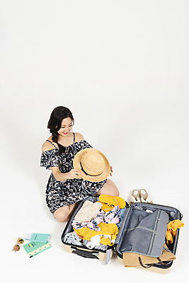 포토 JPG 스튜디오촬영 전신 모자 우먼라이프 원피스 여자 해외여행 여행 휴가 실내 한명 미소 누끼 앉기 20대 청년 성인 앞모습 캐주얼 여름 여름휴가 바캉스 청춘 하이앵글 한국인 짐 티켓 가이드북 즐거움 준비 흰배경 여권 짐싸기 수화물 여행준비 성인여자한명만 국내포토 1 해외 라이프스타일 잡화 옷 계절 감정 뷰포인트 백그라운드 컨셉 모션 표정 사람 동양인 내부 흰색 여자한명만 성인여자만 파일형식 여름_계절