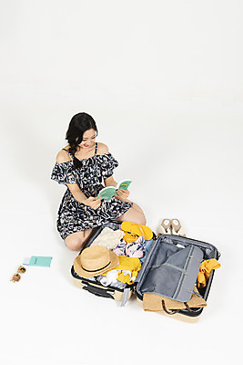 포토 JPG 스튜디오촬영 전신 우먼라이프 원피스 여자 해외여행 여행 휴가 실내 한명 미소 누끼 앉기 20대 청년 성인 앞모습 캐주얼 여름 여름휴가 바캉스 청춘 하이앵글 한국인 짐 즐거움 준비 흰배경 짐싸기 수화물 여행준비 성인여자한명만 국내포토 1 해외 라이프스타일 옷 계절 감정 뷰포인트 백그라운드 컨셉 모션 표정 사람 동양인 내부 흰색 여자한명만 성인여자만 파일형식 여름_계절