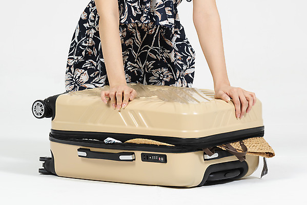 포토 JPG 스튜디오촬영 우먼라이프 원피스 여자 해외여행 여행 휴가 실내 한명 누끼 20대 청년 성인 신체부위 캐주얼 여름 여름휴가 바캉스 청춘 한국인 하반신 짐 닫기 누름 즐거움 흰배경 팔 짐싸기 넣기 수화물 여행준비 성인여자한명만 국내포토 1 해외 라이프스타일 옷 계절 감정 백그라운드 컨셉 모션 사람 동양인 내부 흰색 준비 여자한명만 성인여자만 파일형식 여름_계절