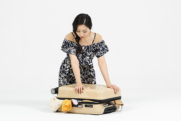 포토 JPG 스튜디오촬영 전신 우먼라이프 원피스 여자 해외여행 여행 휴가 실내 한명 누끼 20대 청년 성인 앞모습 캐주얼 여름 여름휴가 바캉스 청춘 한국인 짐 닫기 누름 즐거움 흰배경 짐싸기 넣기 수화물 여행준비 힘듦 성인여자한명만 국내포토 1 해외 라이프스타일 옷 계절 감정 뷰포인트 백그라운드 컨셉 모션 사람 동양인 내부 흰색 준비 여자한명만 성인여자만 파일형식 여름_계절